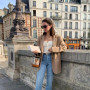 Jesienna szafa kapsułowa Francuzek. 7 ubrań, które są pewniakami w paryskich stylizacjach podczas złotej pory roku