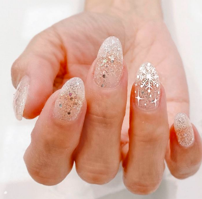 paznokcie swiateczne najpiekniejsze inspiracje z instagramu ten manicure uzupelni twoja stylizacje na swieta glamour pl krotkie jasne pink christmas nails